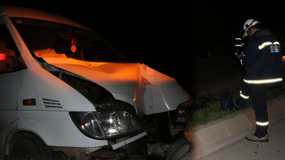 Göçmenleri taşıyan minibüs kaza yaptı: 12 yaralı