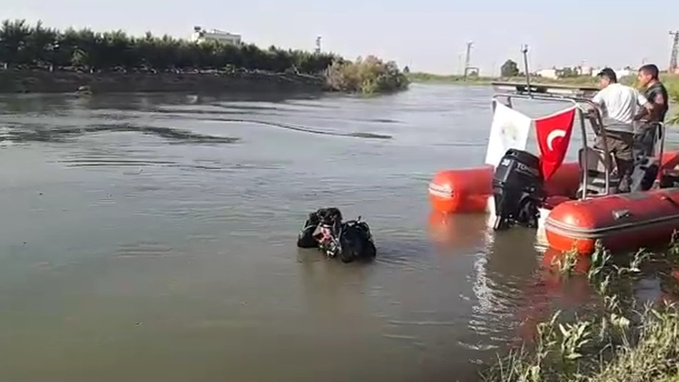 Tarsus'ta suda kaybolan genç aranıyor