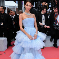 Cannes'da servet taşıdı