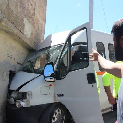 Minibüs çocukların arasına daldı