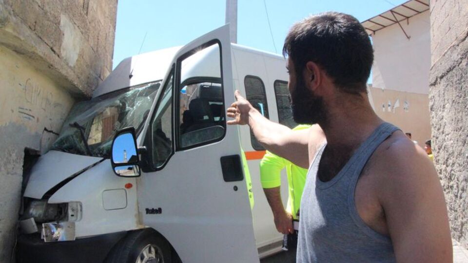 Minibüs çocukların arasına daldı