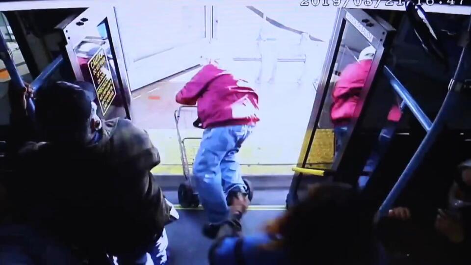 Otobüsten düşürdü, cinayetle yargılanıyor!