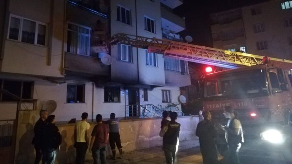 İnegöl'de 5 katlı binada yangın çıktı