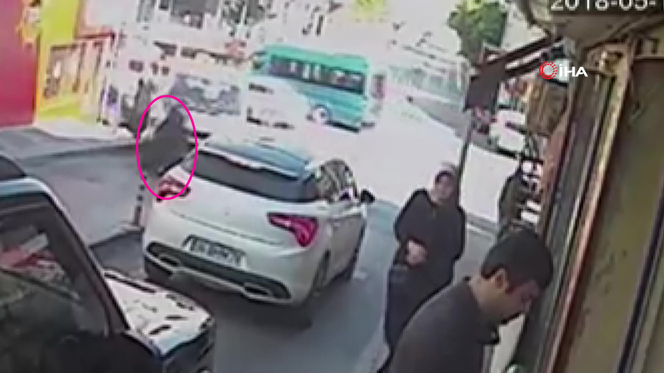 Yaşlı kadını metrelerce sürükledi