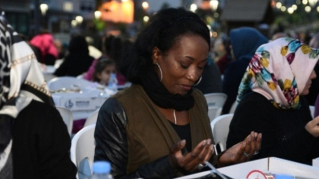 Dünyaca ünlü sanatçı Bağcılar'da iftar yaptı