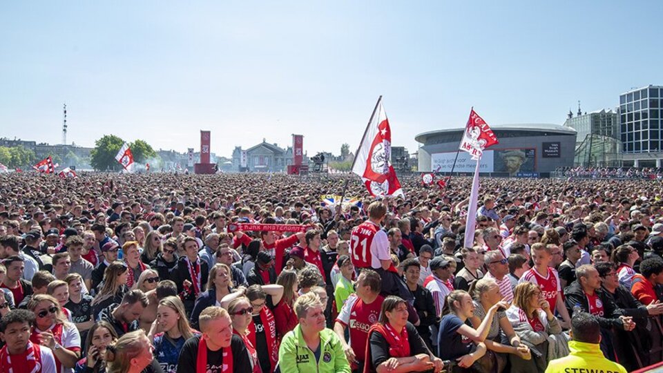 Ajax'tan 100 bin kişilik kutlama!