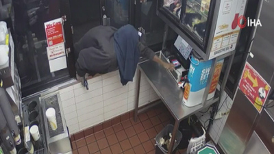 Silahı gören kaçtı, soyguncu kasayı açamadı!