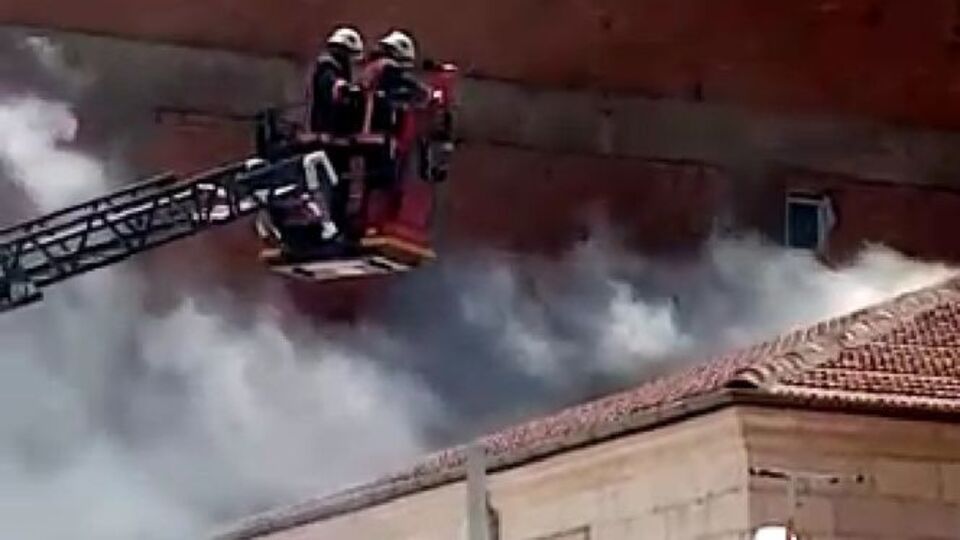 Cami çatısında korkutan yangın