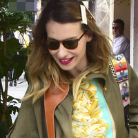 Renkli elbisesi dikkat çekti