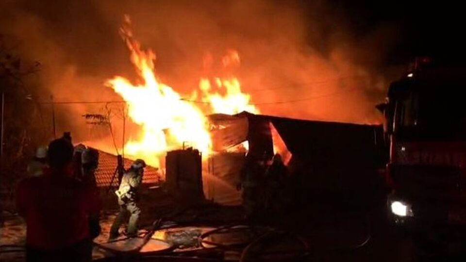 Küçükçekmece'de imalathane yangını