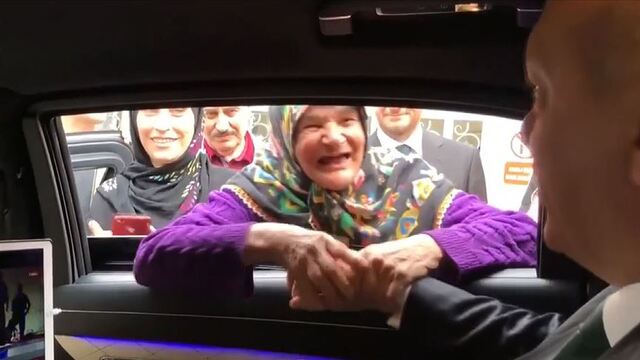 Erdoğan'ın yaşlı kadınla sohbeti
