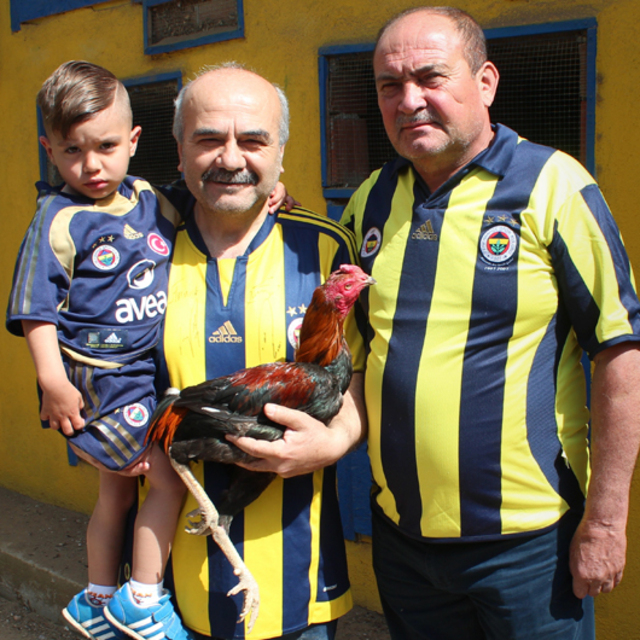 Horozunu sattı, 'Fener Ol'a katıldı!