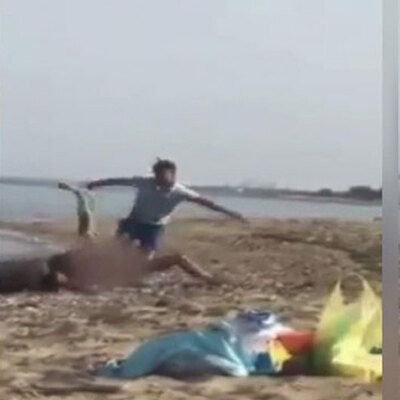 Plajda çıplak gezen adama dayak!