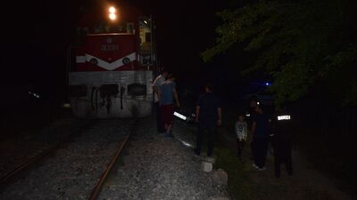 Yolcu treni otomobile çaptı!