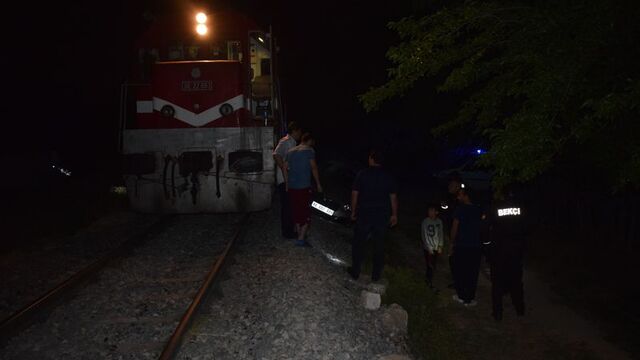 Yolcu treni otomobile çaptı!