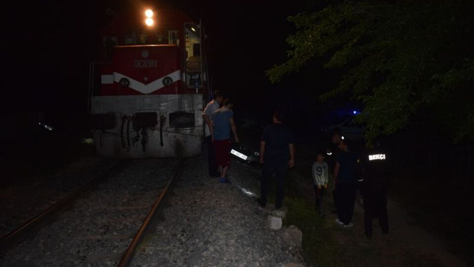 Yolcu treni otomobile çaptı!