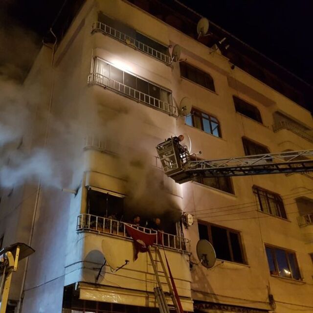 5 katlı apartmanda korkutan yangın