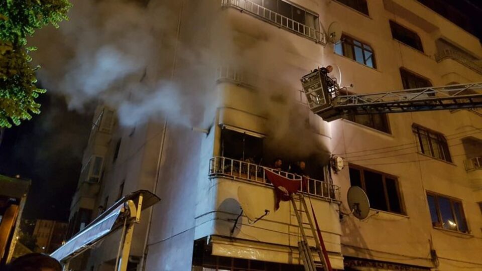 5 katlı apartmanda korkutan yangın