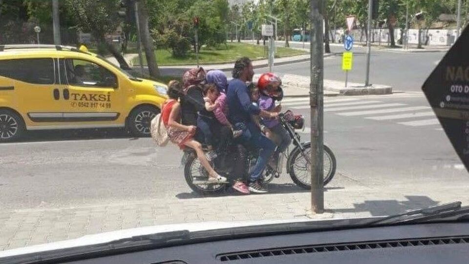 7 kişi bir motosiklette!