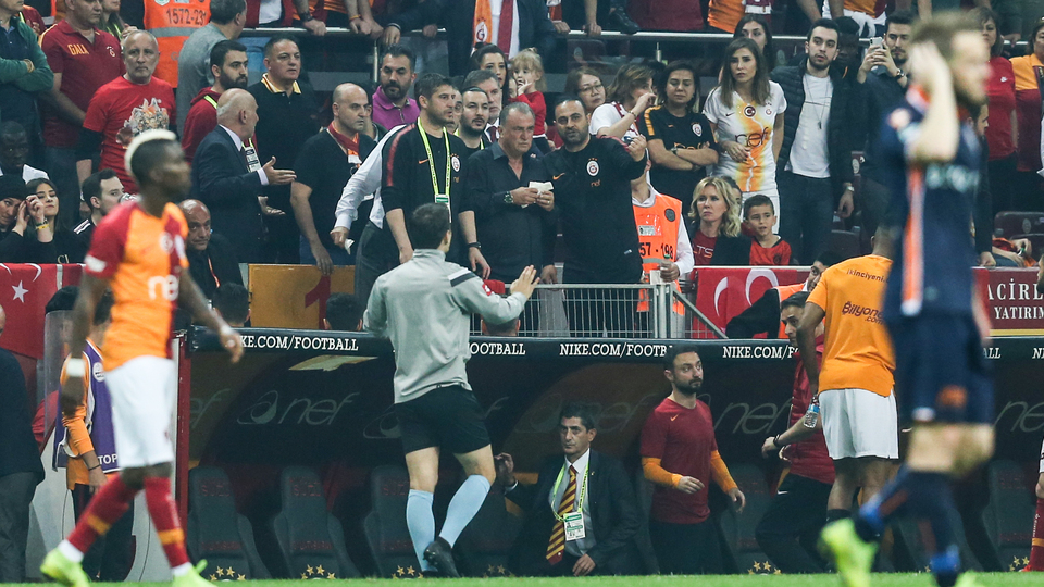 Fatih Terim tribüne gönderildi!