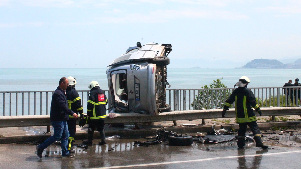 Takla atan araç köprü korkuluğunda asılı kaldı