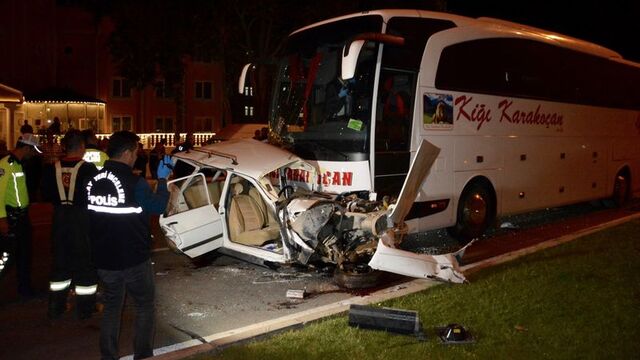 Yolcu otobüsü otomobile çarptı: 3 ölü