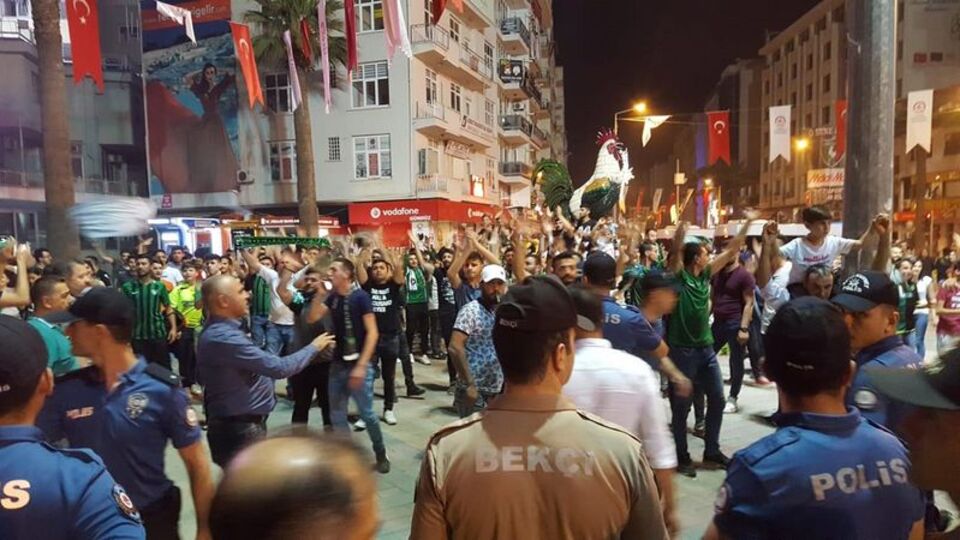 Şampiyon iki takımın taraftarları kavga etti