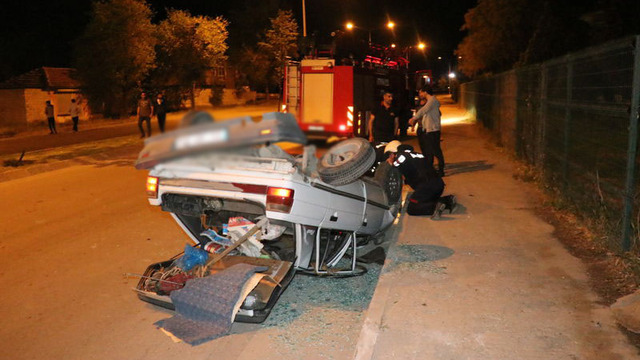 Çaldığı otomobille kaza yapan hırsız, kaçtı