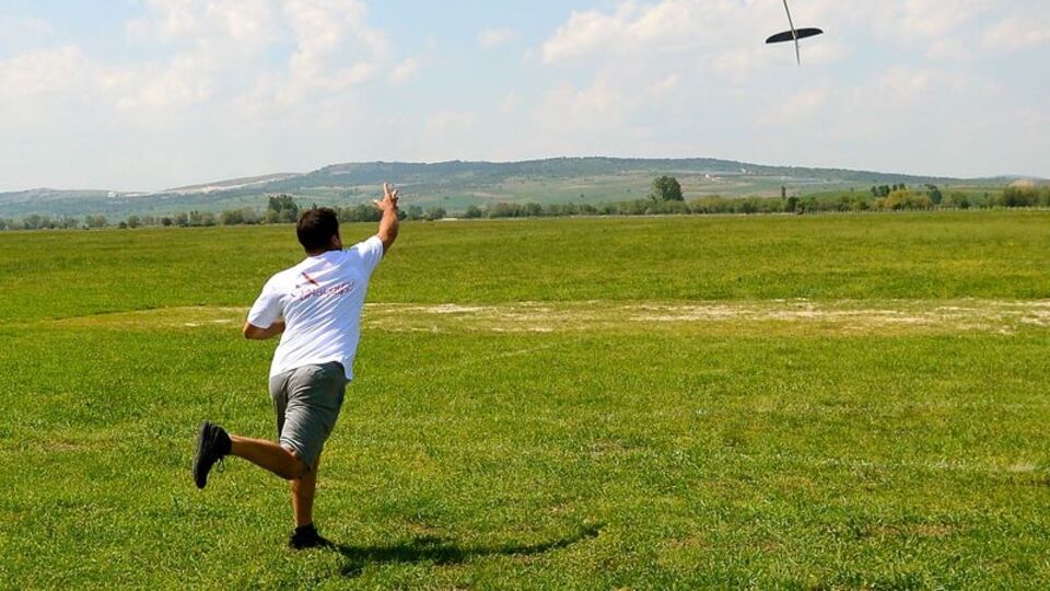 Model uçaklar gökyüzünü renklendirdi