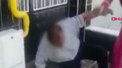 Tacizciyi terlikle dövdü!