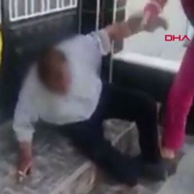 Tacizciyi terlikle dövdü!