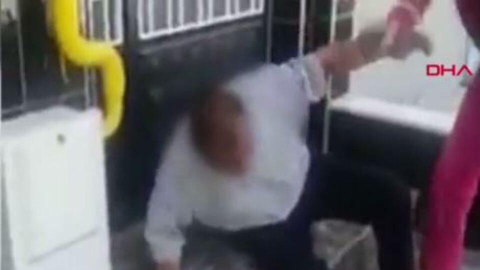 Tacizciyi terlikle dövdü!