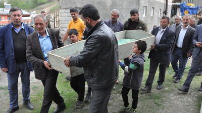 Elleriyle mezara koydu, sonra tek bir şey istedi