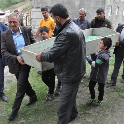 Elleriyle mezara koydu, sonra tek bir şey istedi