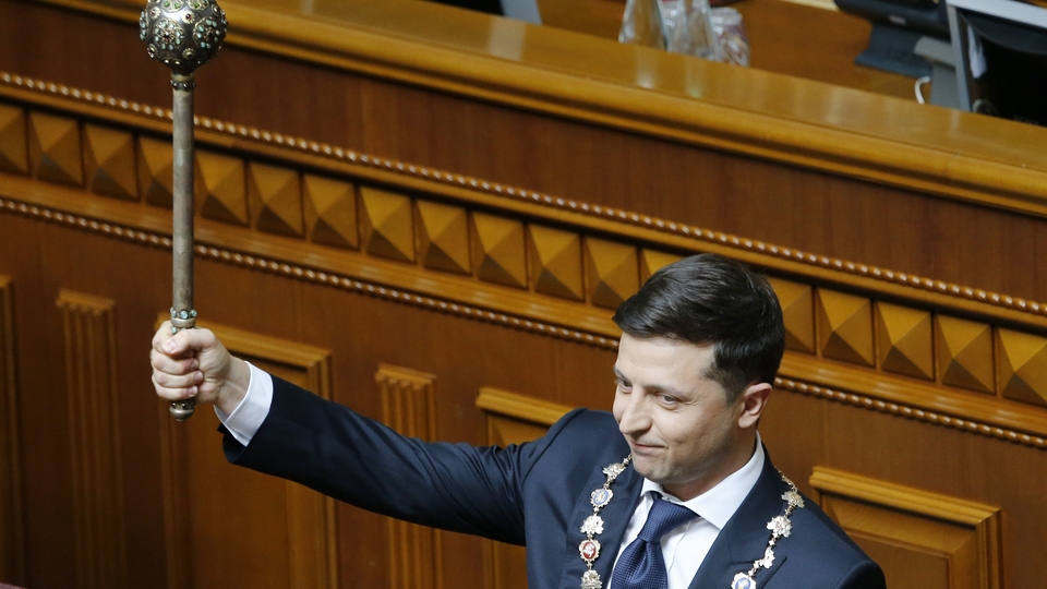 Zelenskiy önce yemin etti, sonra parlamentoyu feshetti!