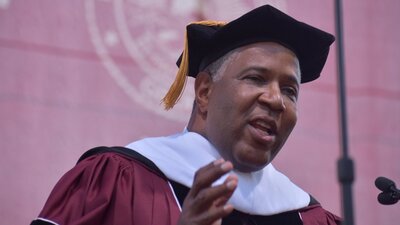 Mezuniyete gidip öğrencilerin borcunu kapattı