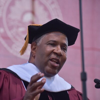 Mezuniyete gidip öğrencilerin borcunu kapattı