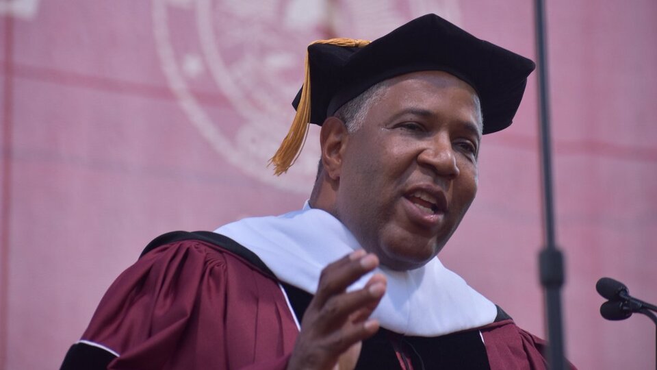 Mezuniyete gidip öğrencilerin borcunu kapattı