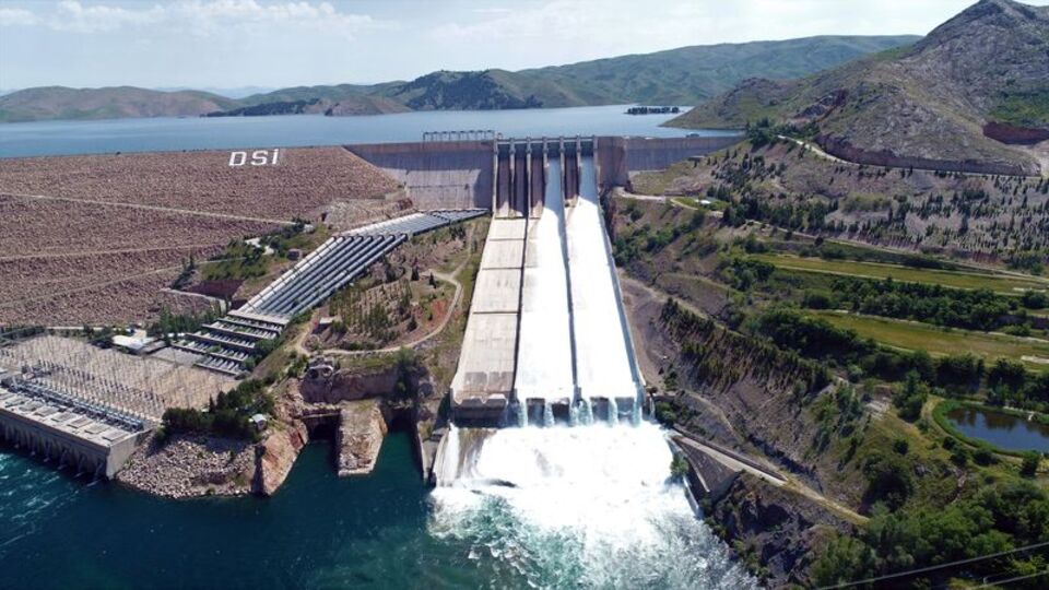 Yetmedi, Keban'da 3 kapak daha açıldı