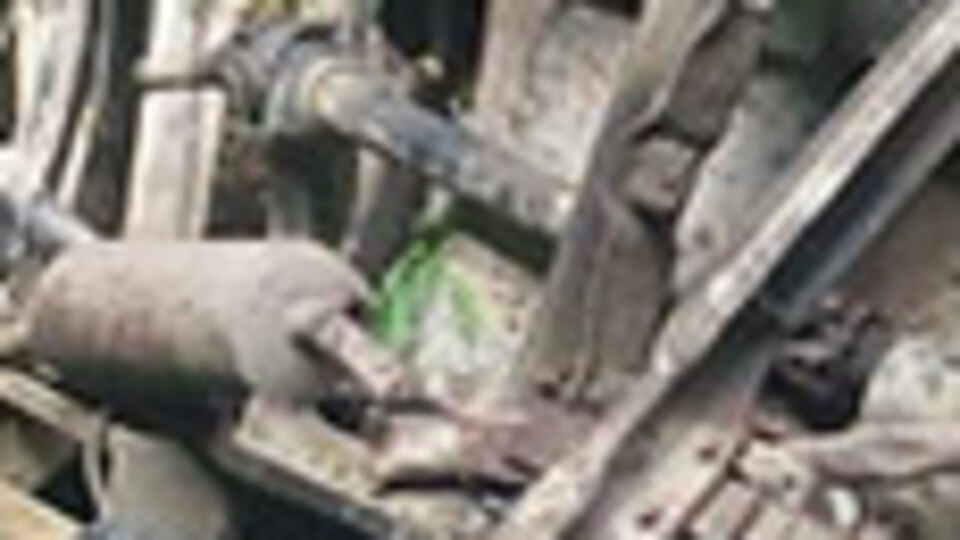 Korkunç kaza! Kamyonetiyle dereye uçtu