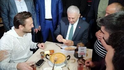 Yıldırım sahurda vatandaşlarla bir araya geldi