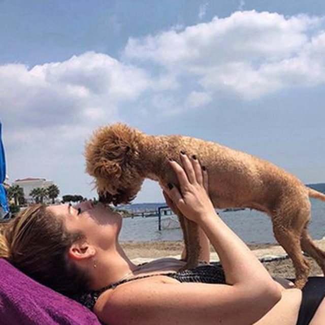 Pelin Öztekin'den bikinili poz