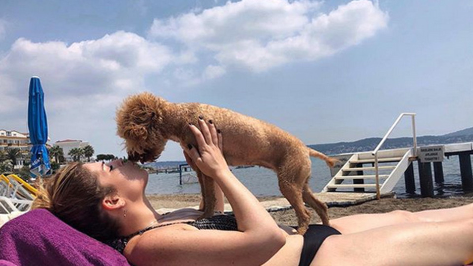 Pelin Öztekin'den bikinili poz