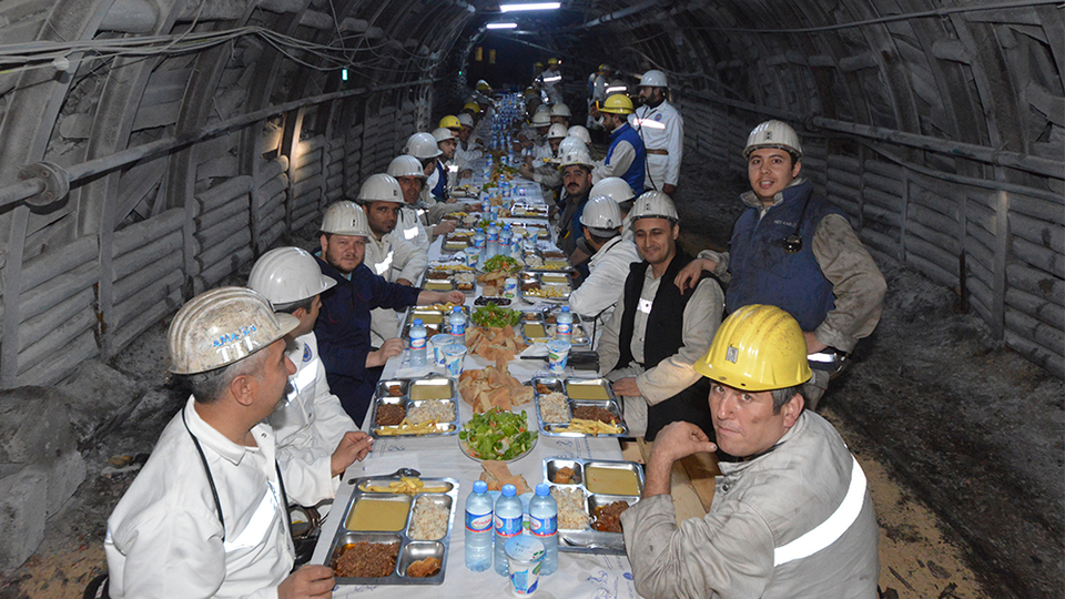 Yerin 300 metre altında iftar