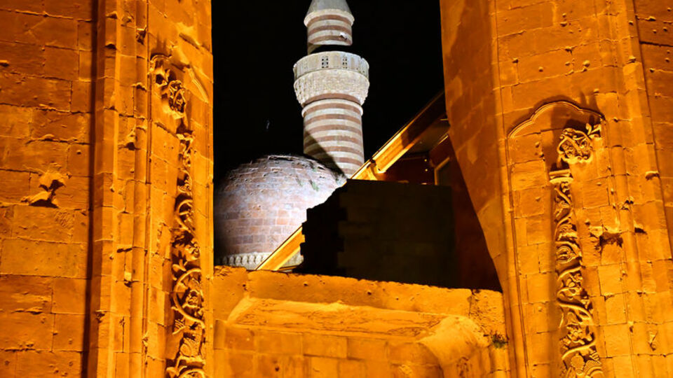 İshak Paşa Sarayı ışıl ışıl