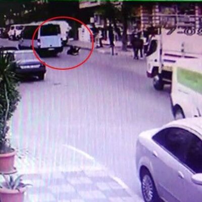 Genç kız kapısı açık minibüsten düştü