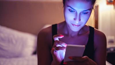 Mavi ışık uykudan da ömrümüzden de çalıyor