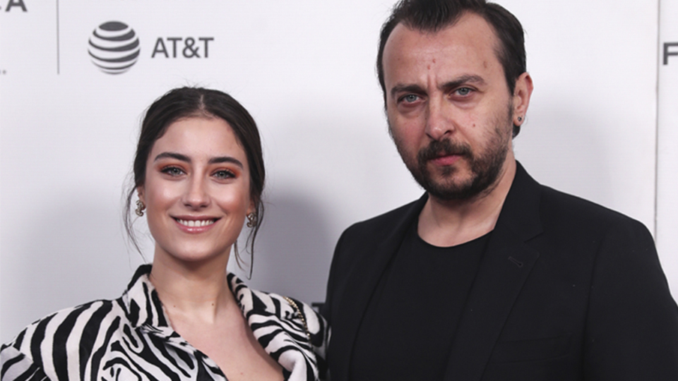 Ve Hazal Kaya açıkladı: Hamileyim!