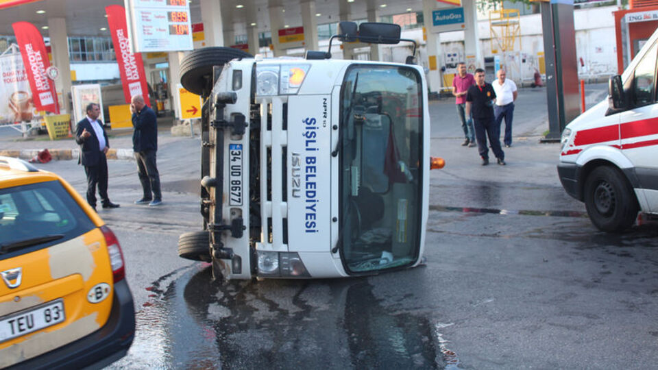 Beyoğlu'nda temizlik kamyonu devrildi!