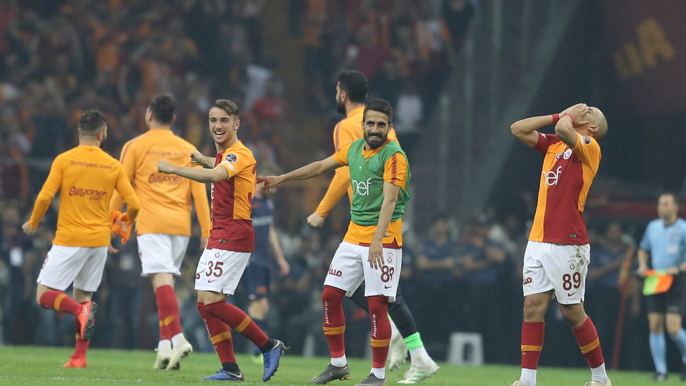 Galatasaray, Fenerbahçe'den unvan aldı